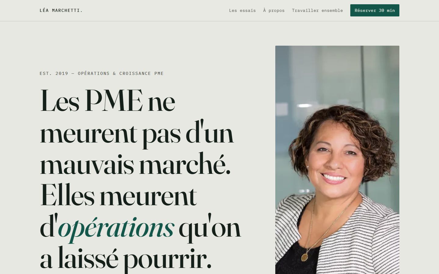 Capture du site et blog consultant : portrait hero et article éditorial, mise en page serif soignée.